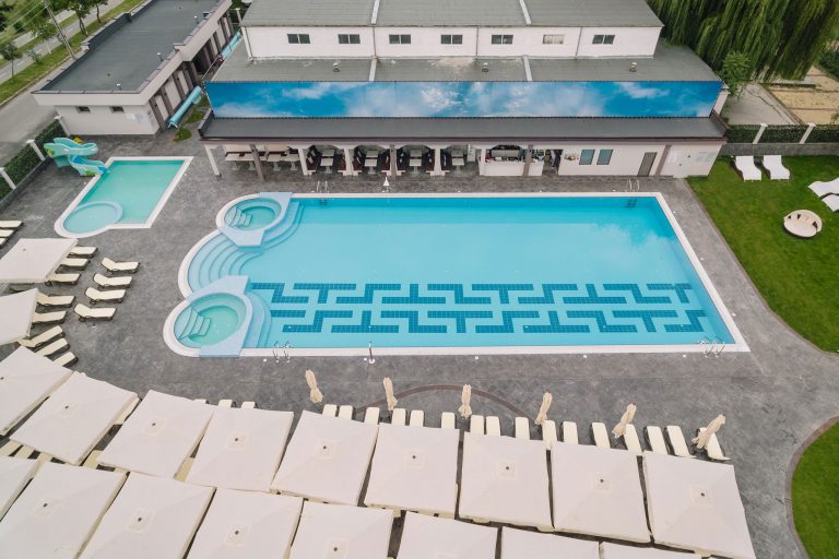 Открит плувен басейн